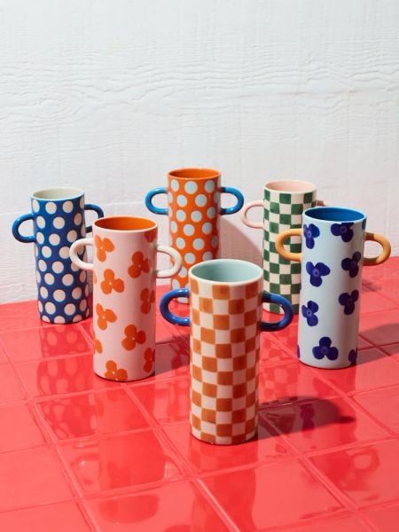  GB - Bình họa tiết hoa có tay cầm (12 x 8 x20 cm) 