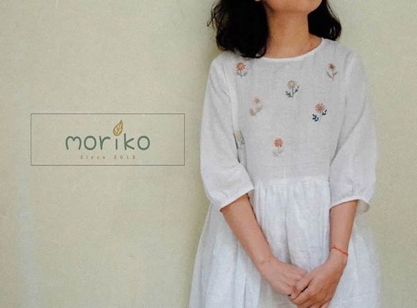  Đầm trắng cổ tròn tay phồng lửng thêu cúc 