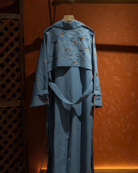  Trench Coat thêu vai 