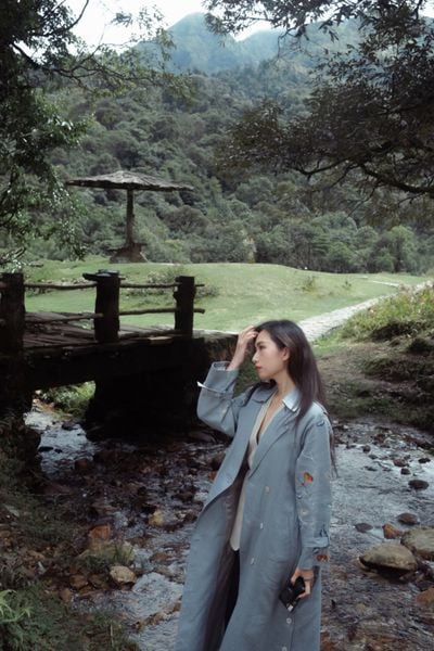  Trench Coat thêu vai 