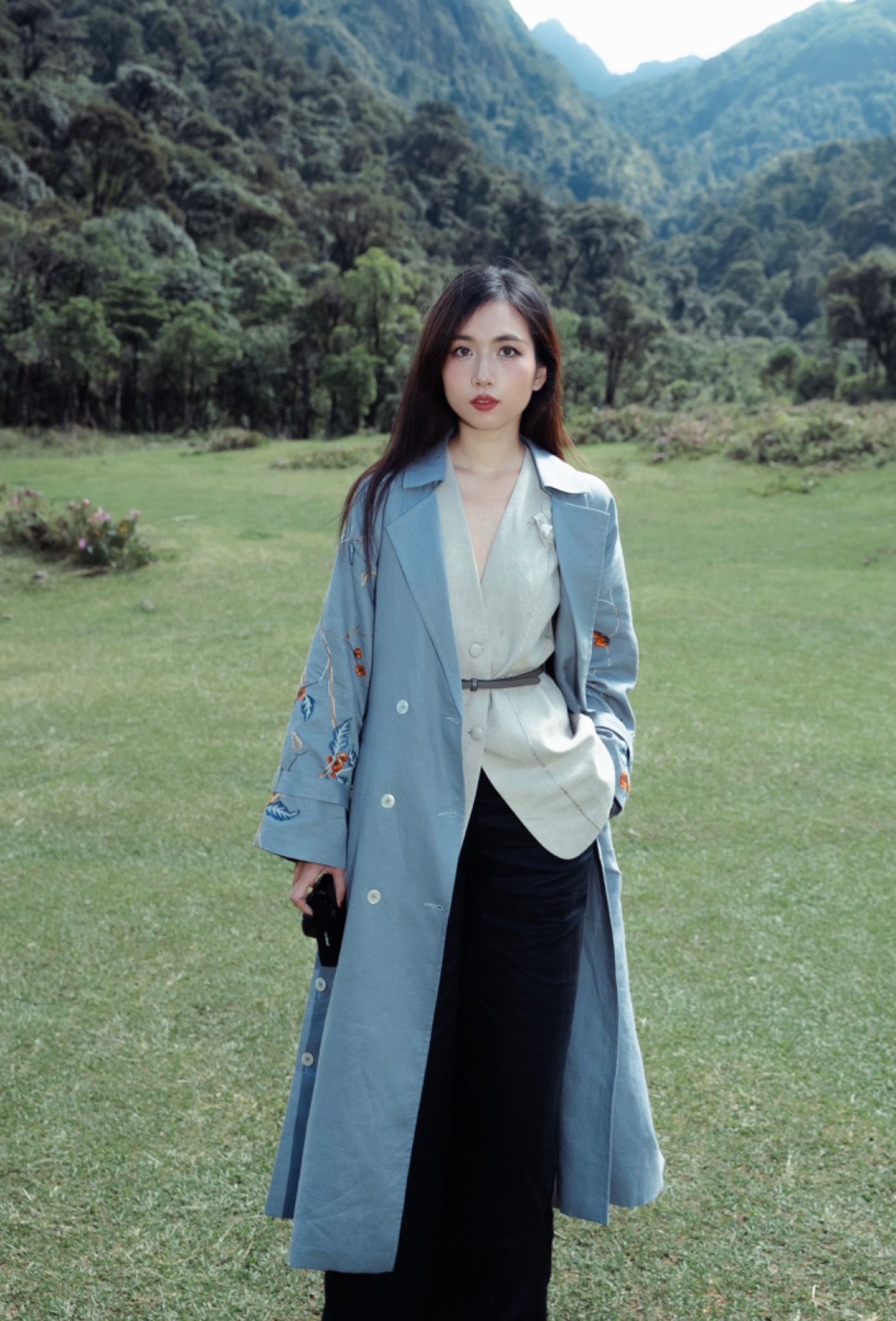  Trench Coat thêu vai 