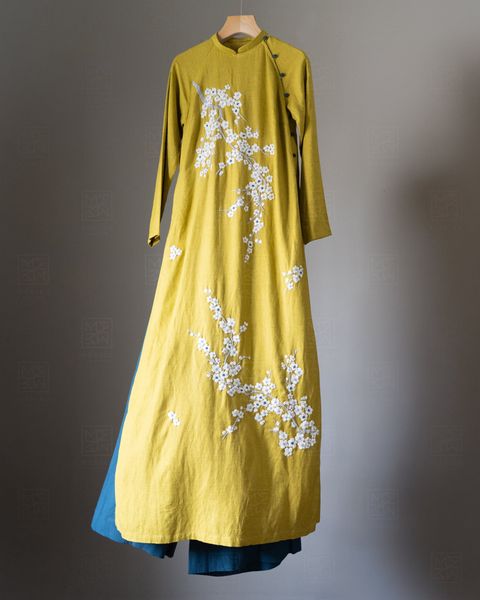  Áo dài suông thêu cành mận 
