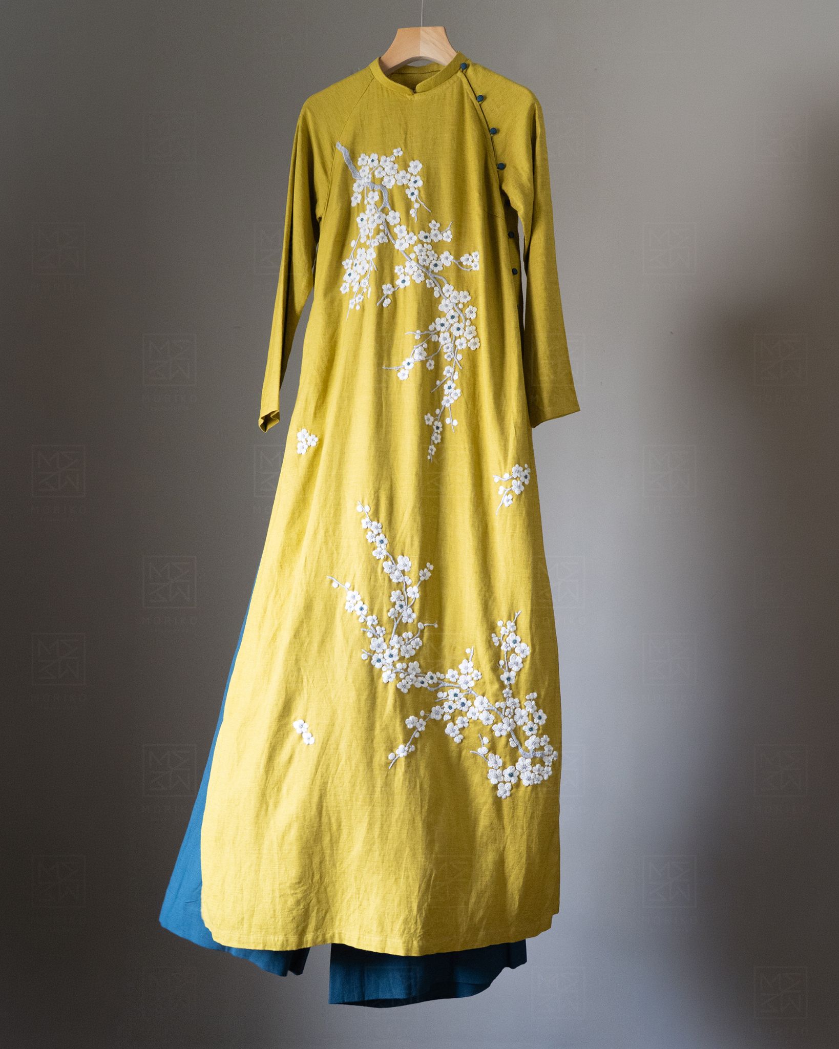  Áo dài suông thêu cành mận 