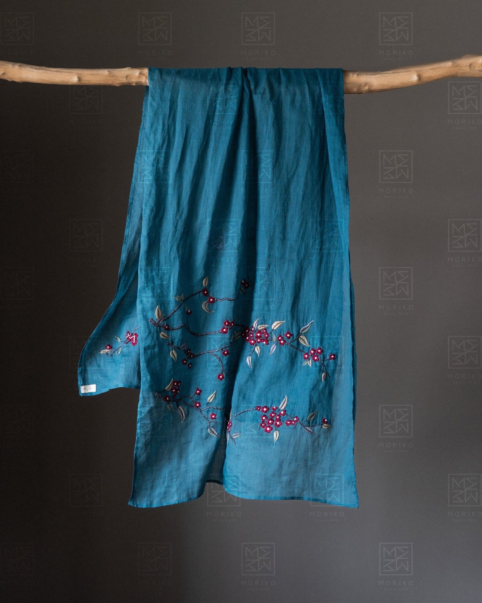  Khăn choàng tơ tằm thêu cành hoa mai 