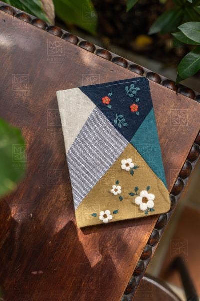  Sổ ghép vải thêu hoa 