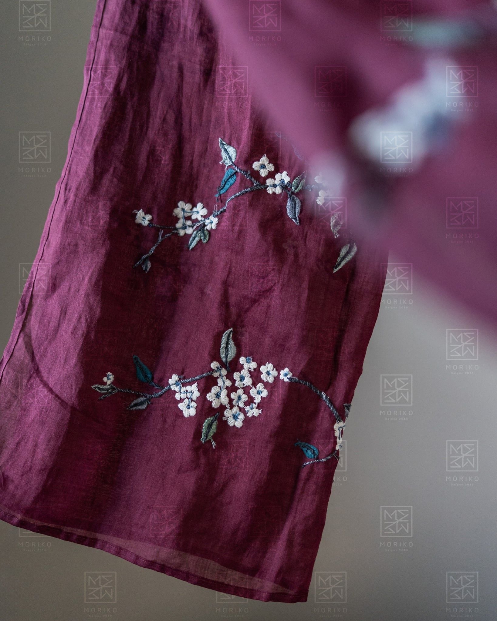  Khăn choàng tơ tằm thêu cành hoa mai 