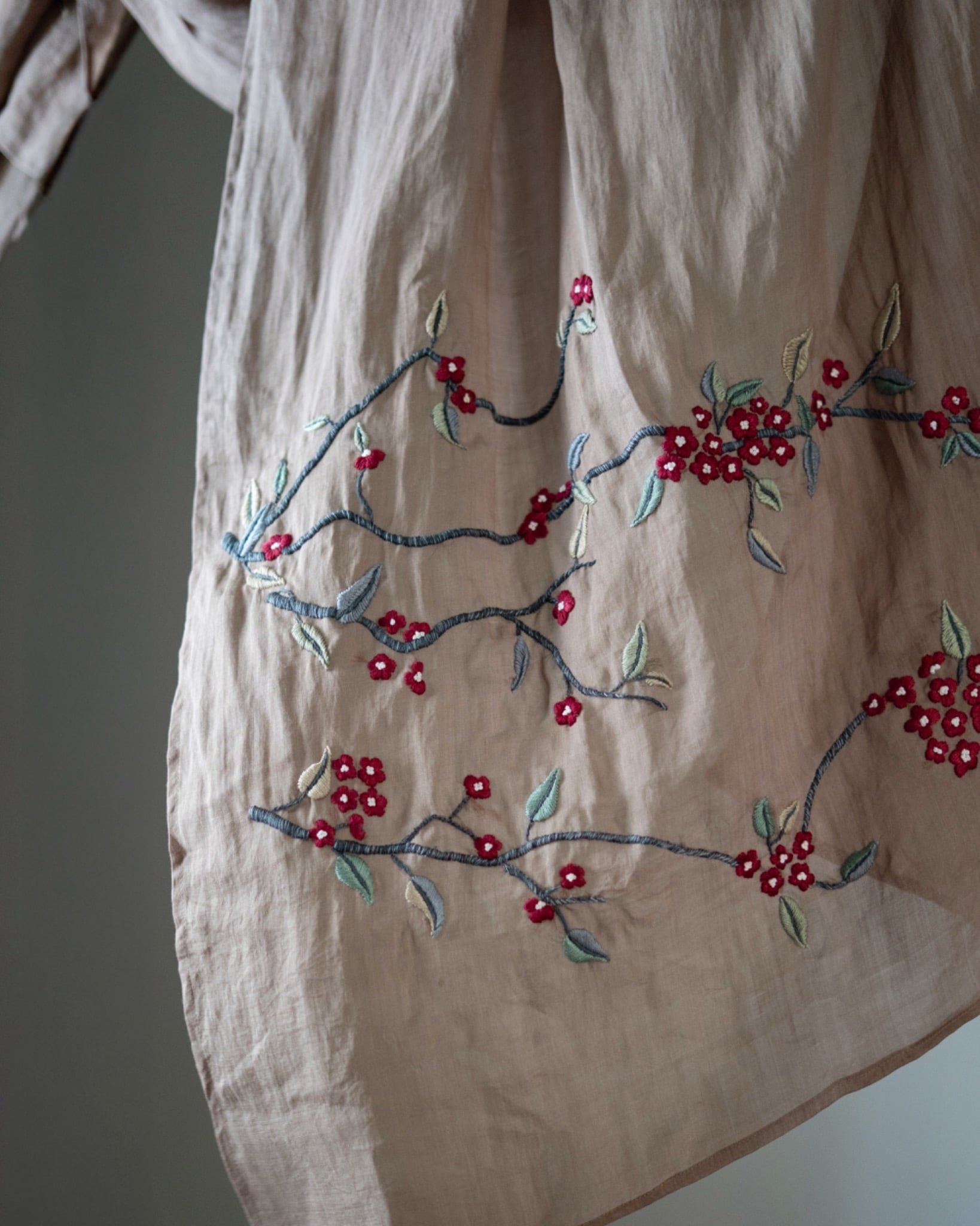  Khăn choàng tơ tằm thêu cành hoa mai 