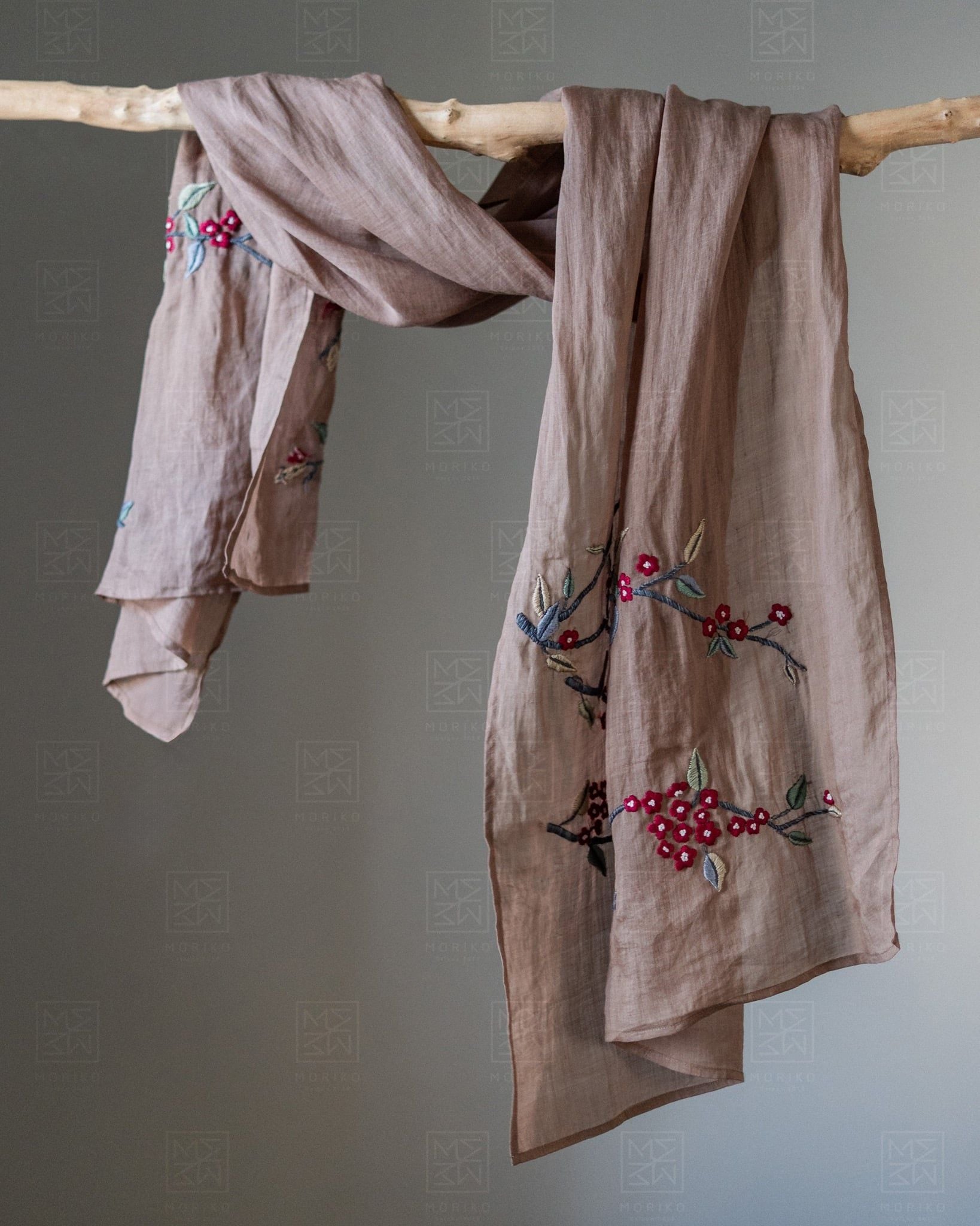  Khăn choàng tơ tằm thêu cành hoa mai 