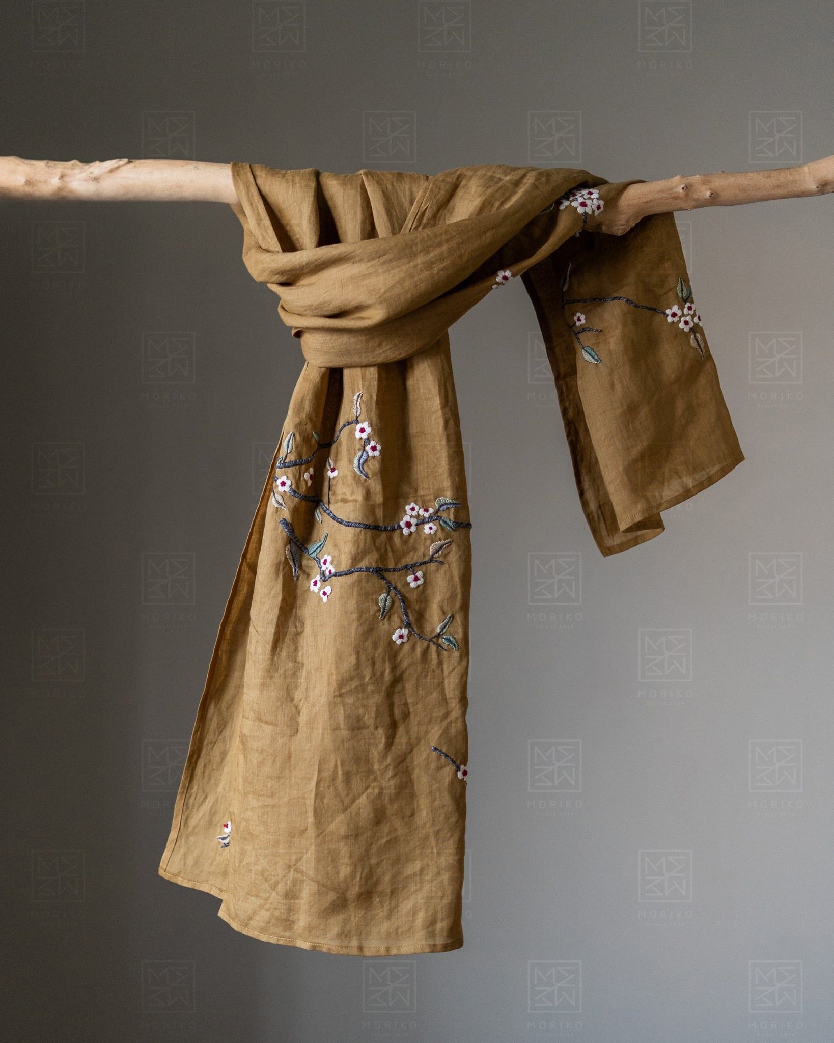  Khăn choàng tơ tằm thêu cành hoa mai 