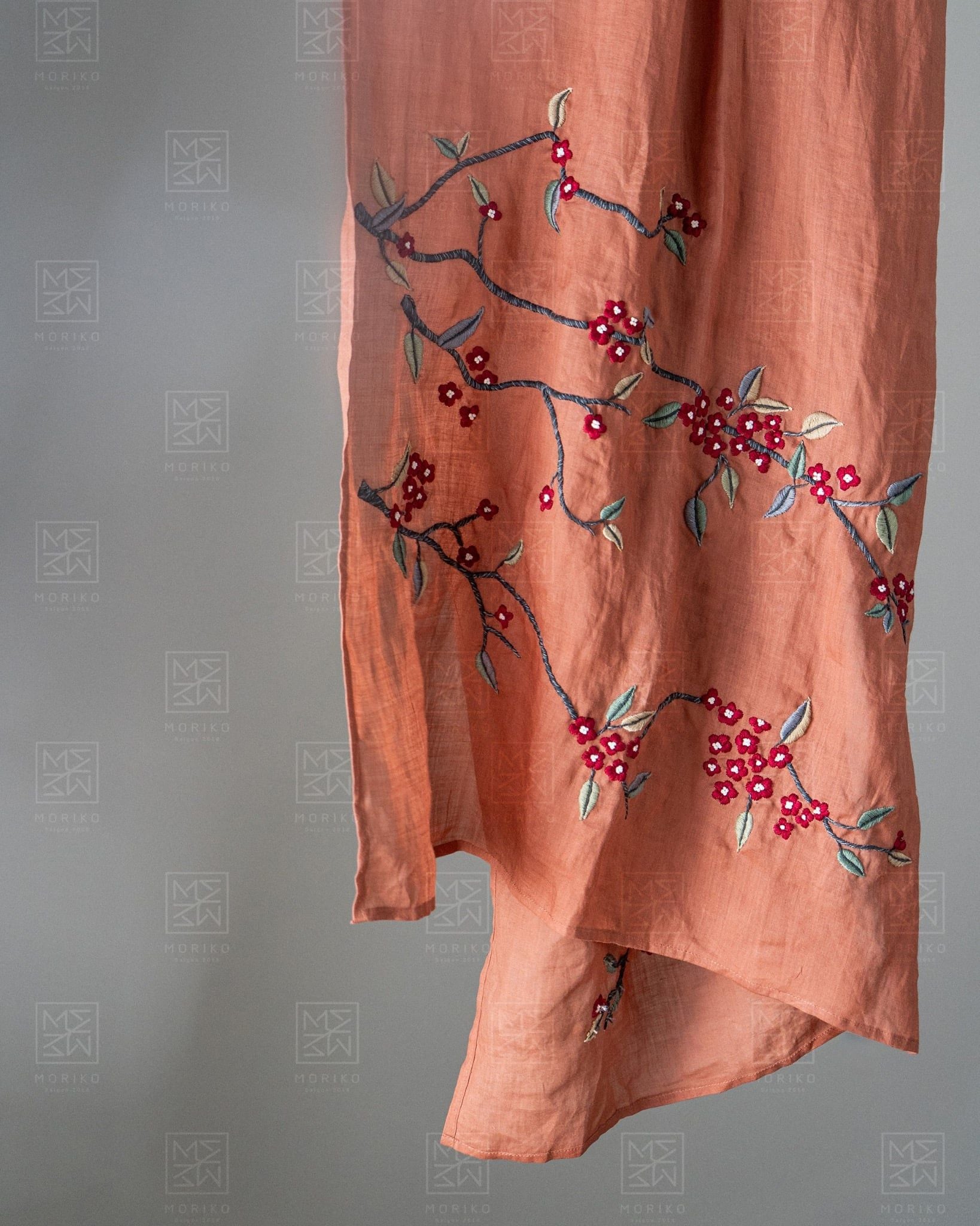  Khăn choàng tơ tằm thêu cành hoa mai 