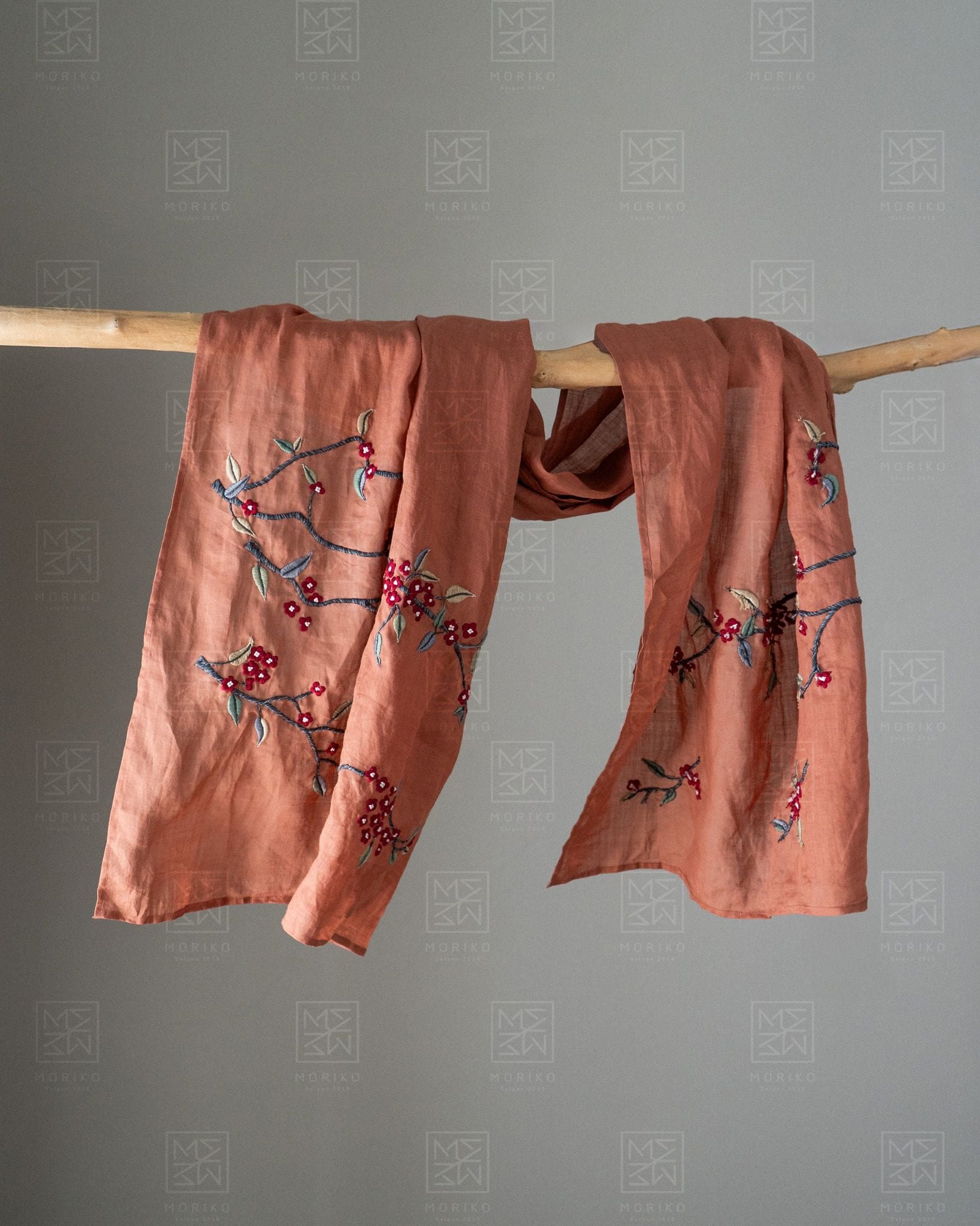  Khăn choàng tơ tằm thêu cành hoa mai 