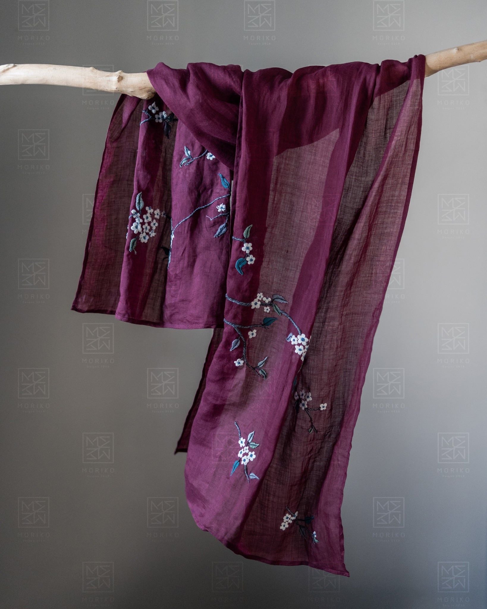  Khăn choàng tơ tằm thêu cành hoa mai 