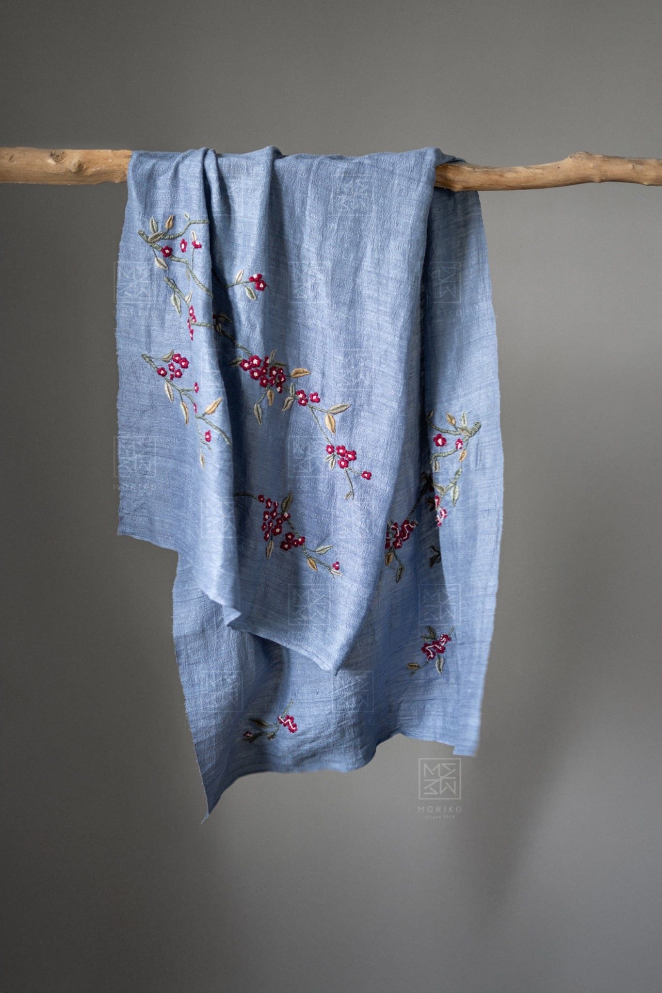  Khăn choàng tơ tằm thêu cành hoa mai 