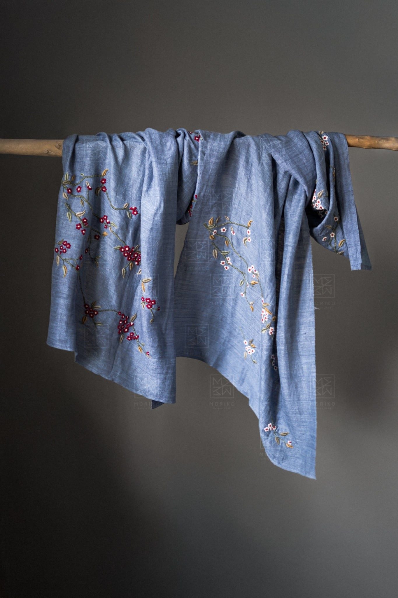  Khăn choàng tơ tằm thêu cành hoa mai 