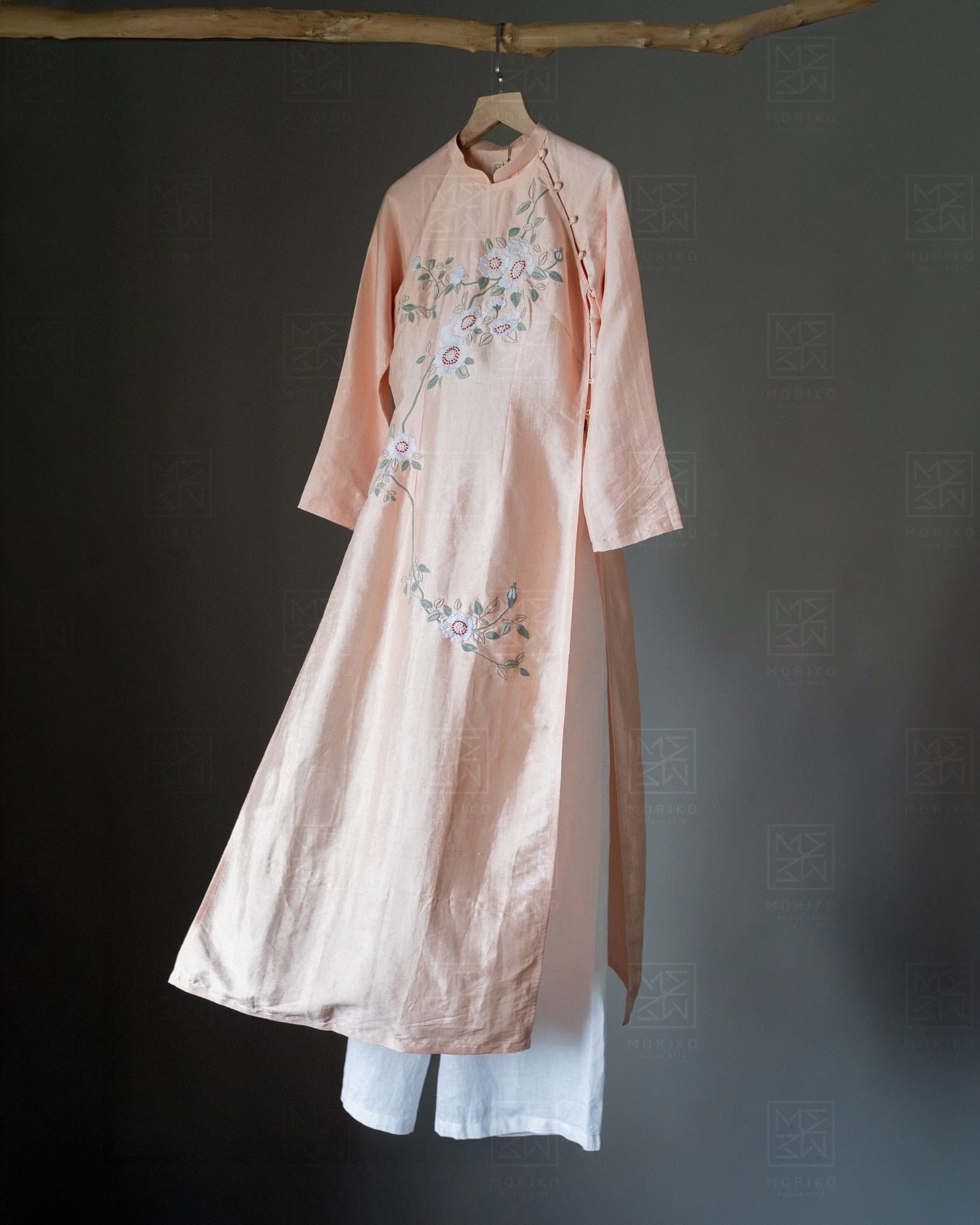  Áo dài tơ tằm thêu hoa hồng leo (quần muối tiêu) 