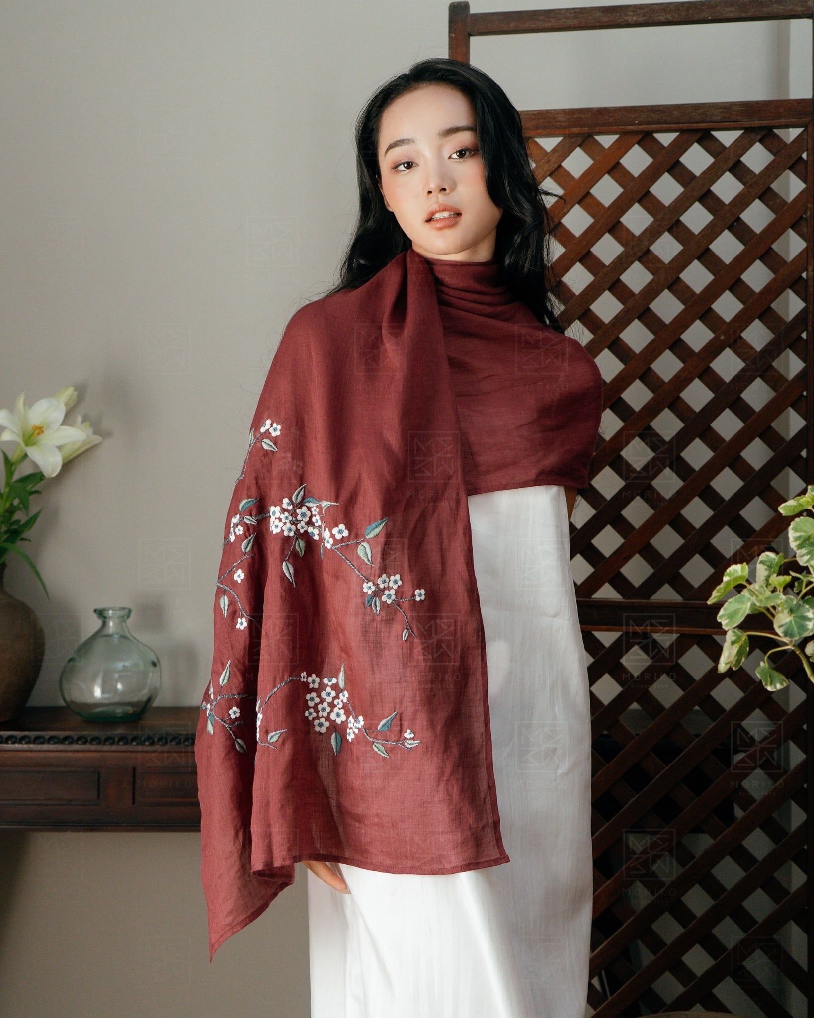  Khăn choàng tơ tằm thêu cành hoa mai 