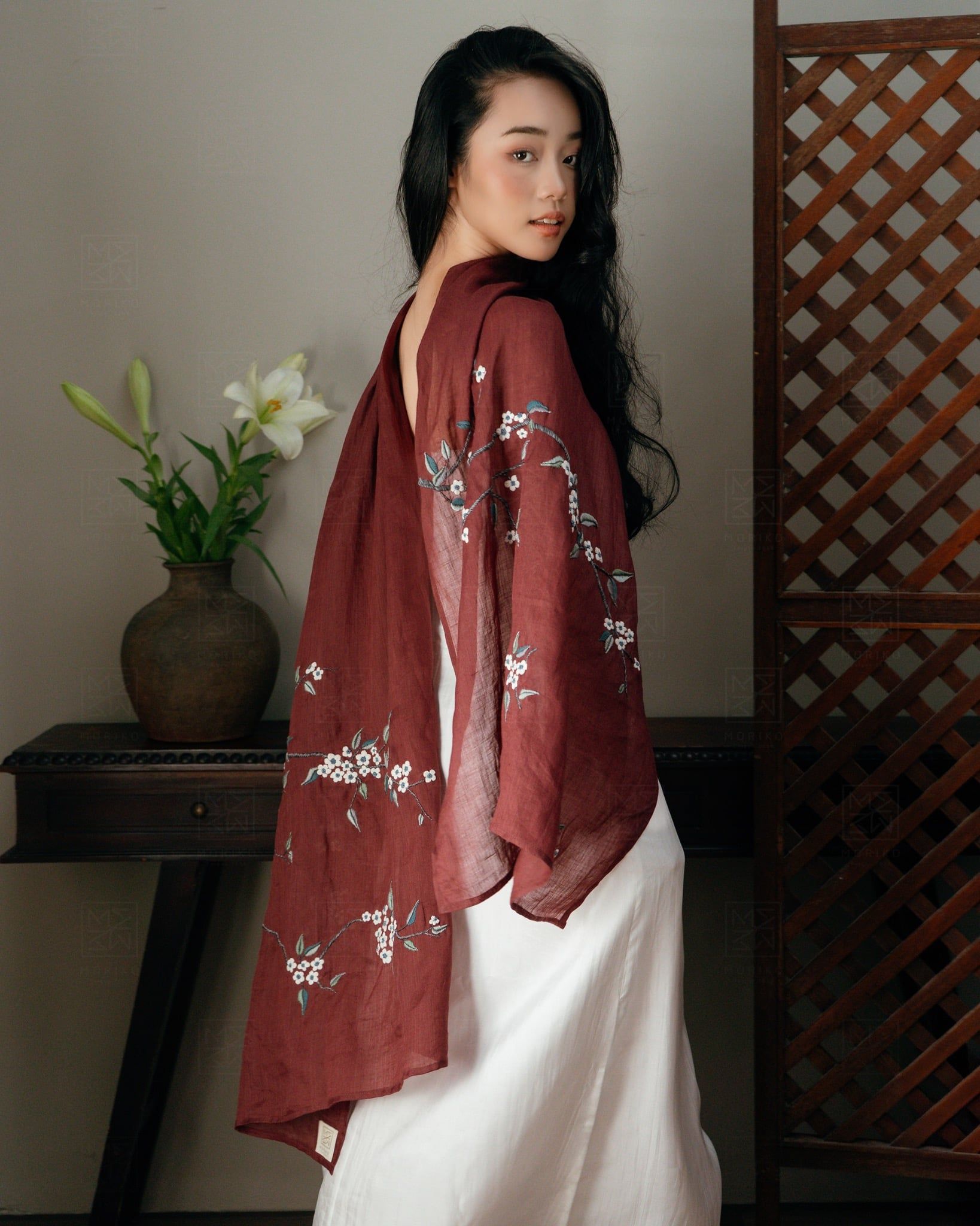  Khăn choàng tơ tằm thêu cành hoa mai 