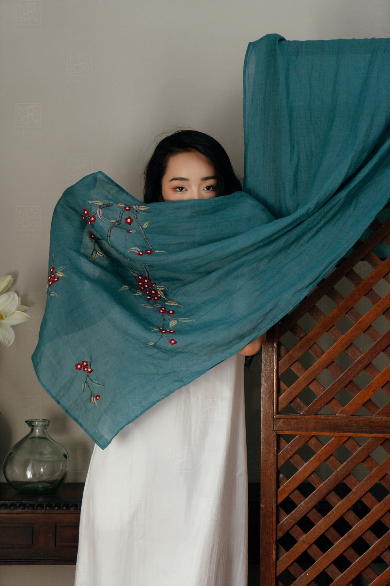  Khăn choàng tơ tằm thêu cành hoa mai 