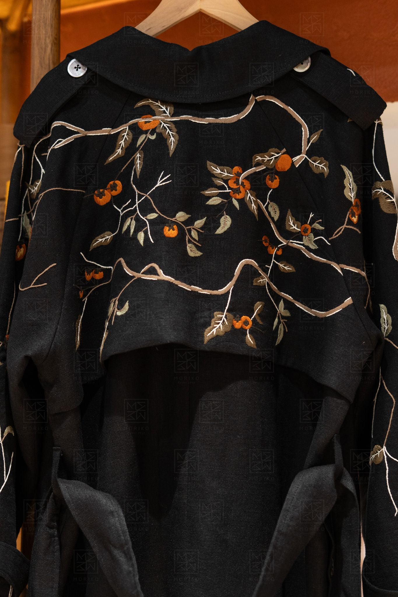  Trench Coat thêu vai 
