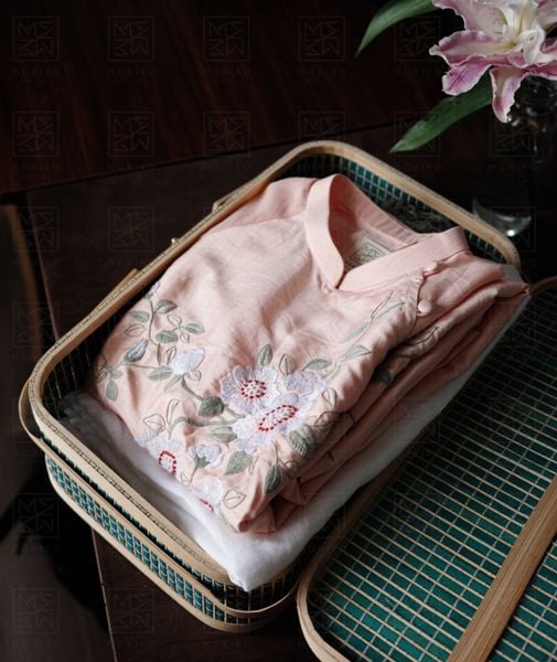  Áo dài tơ tằm thêu hoa hồng leo (quần muối tiêu) 