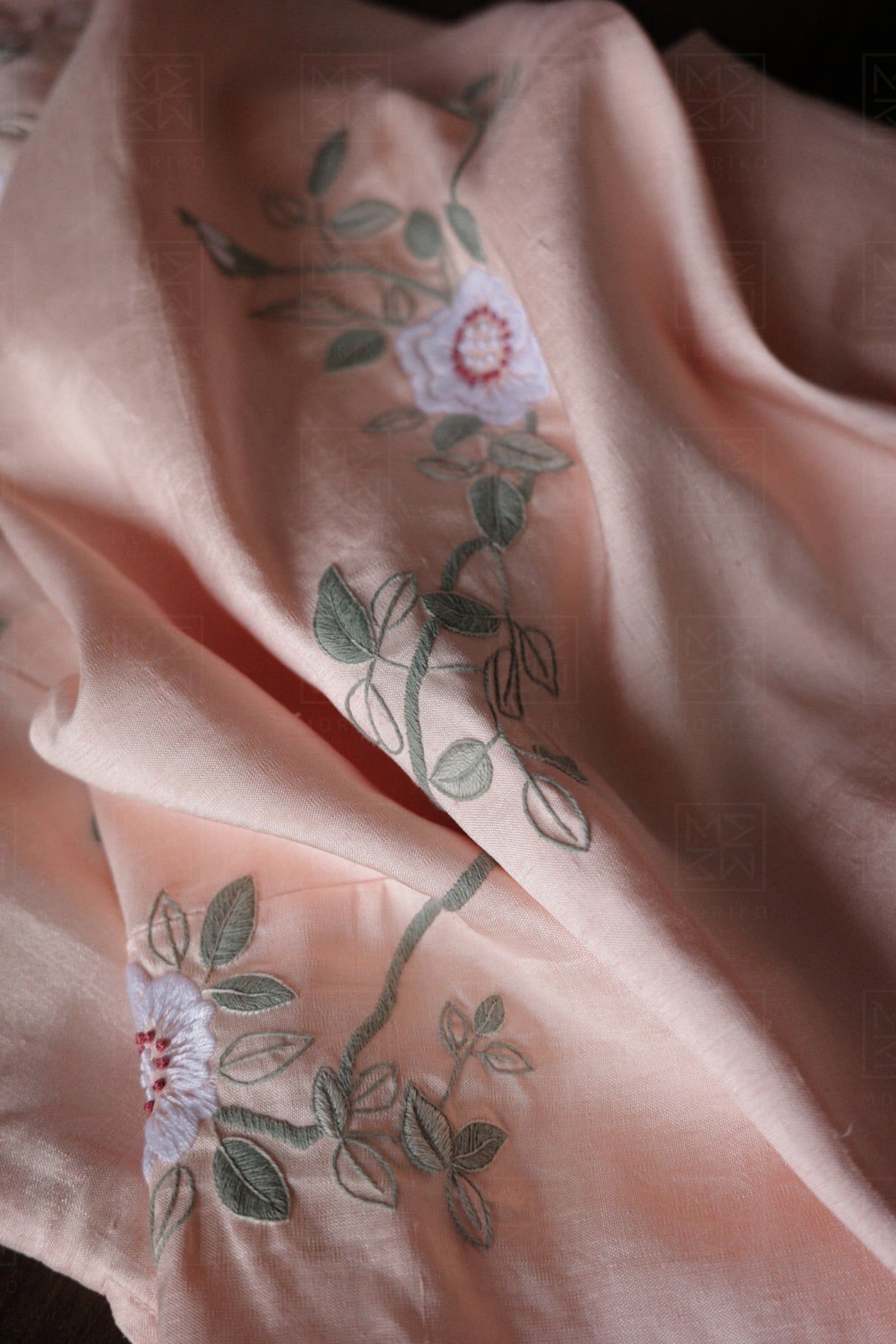  Áo dài tơ tằm thêu hoa hồng leo (quần muối tiêu) 