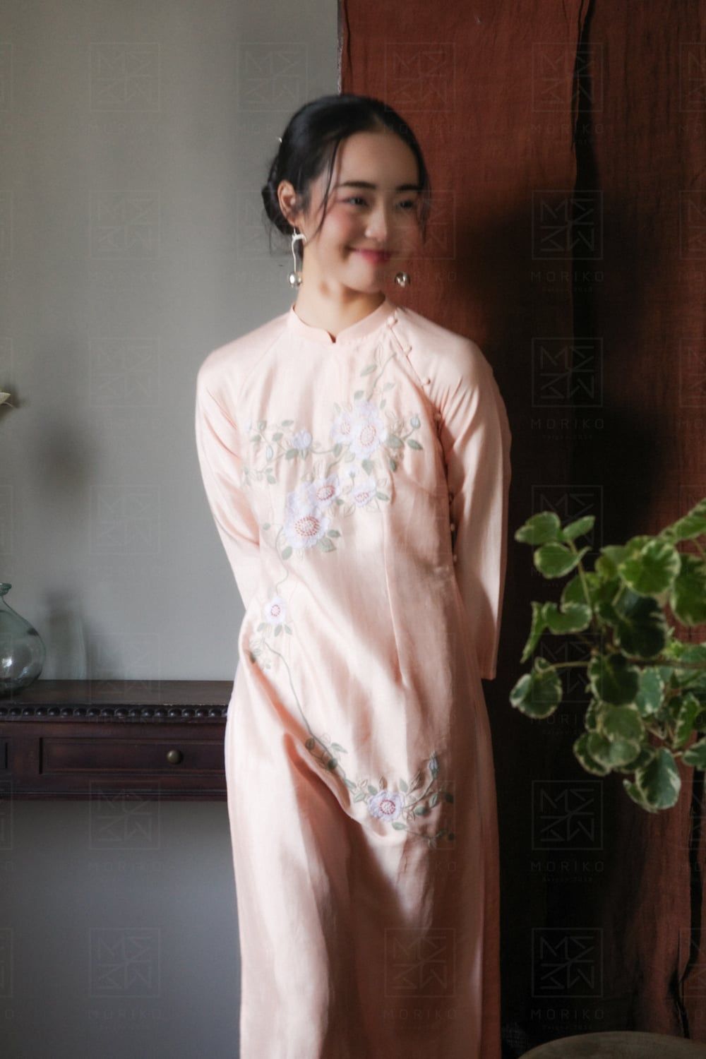  Áo dài tơ tằm thêu hoa hồng leo (quần muối tiêu) 