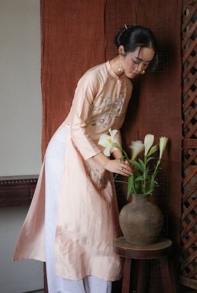  Áo dài tơ tằm thêu hoa hồng leo (quần muối tiêu) 