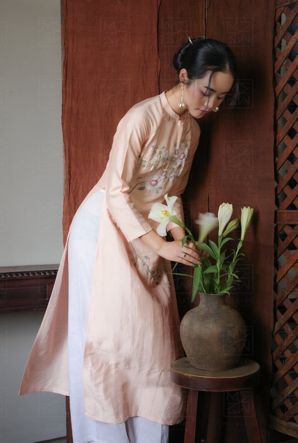  Áo dài tơ tằm thêu hoa hồng leo (quần muối tiêu) 