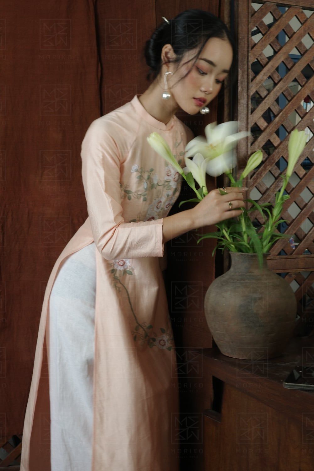  Áo dài tơ tằm thêu hoa hồng leo (quần muối tiêu) 