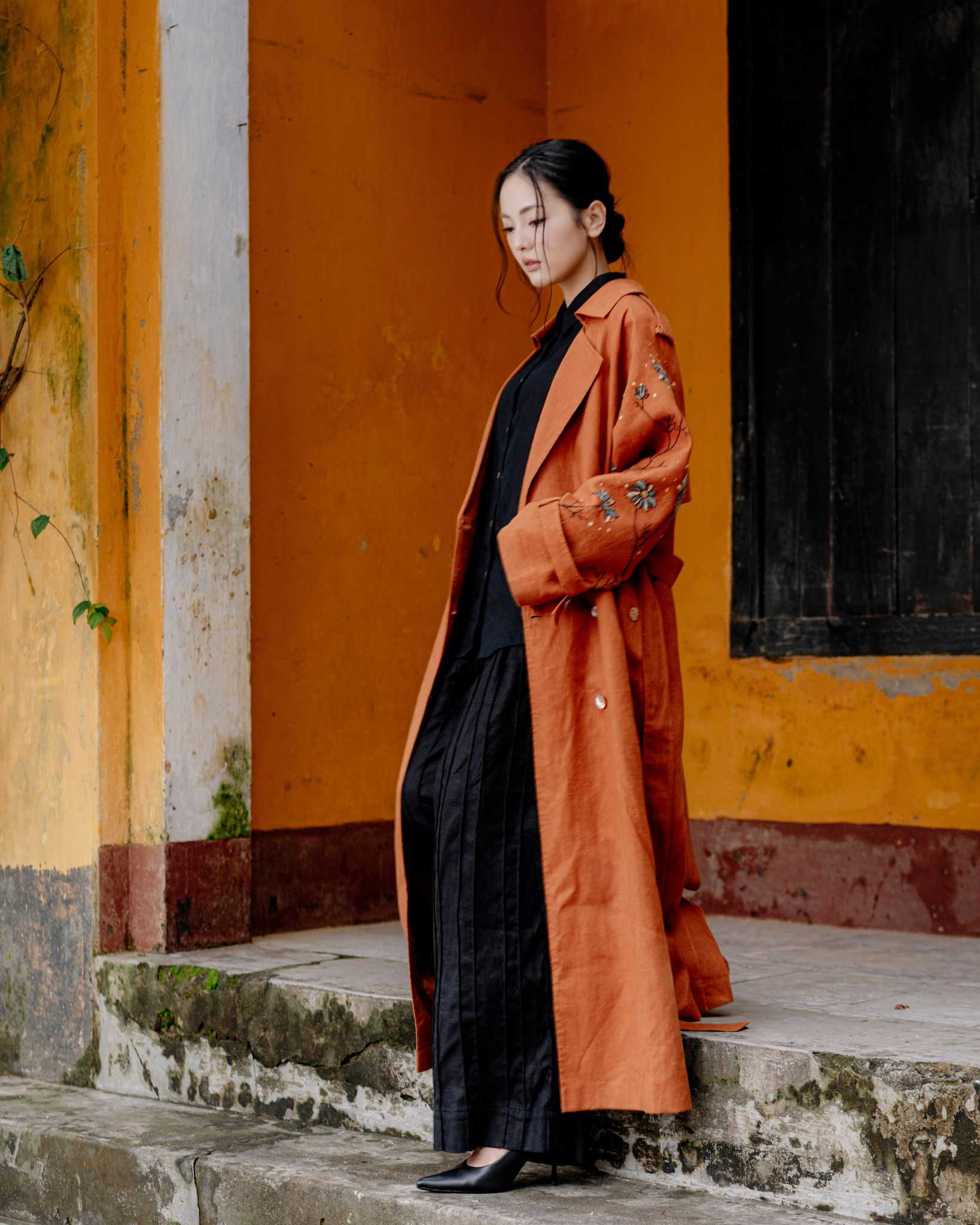  Trench Coat thêu vai 