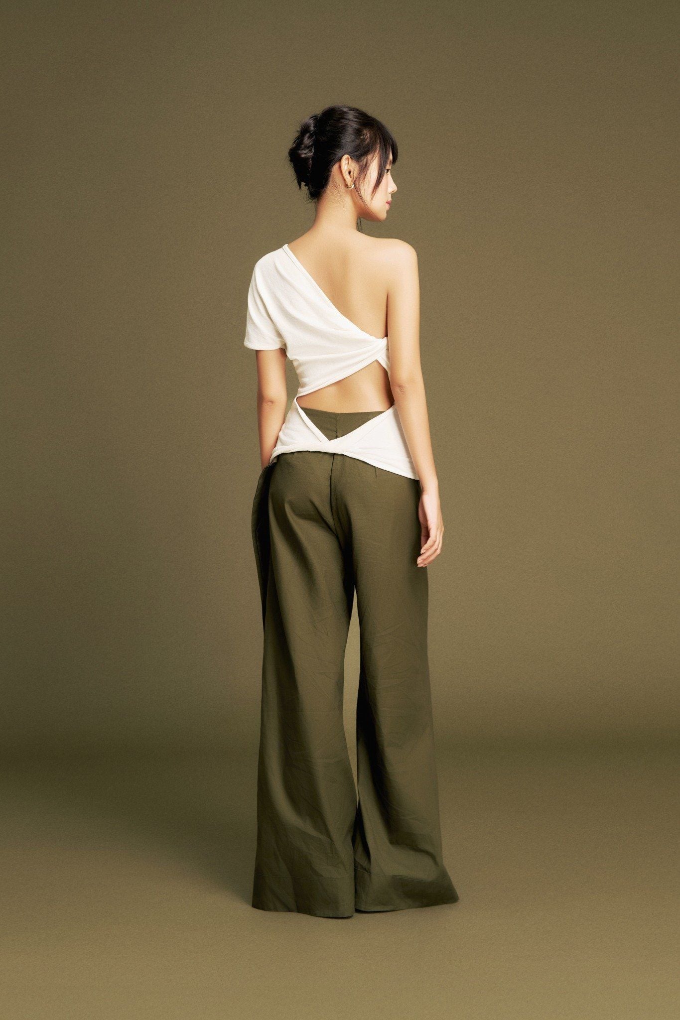 Sway Back Top | Áo Lệch Vai Xoắn Lưng