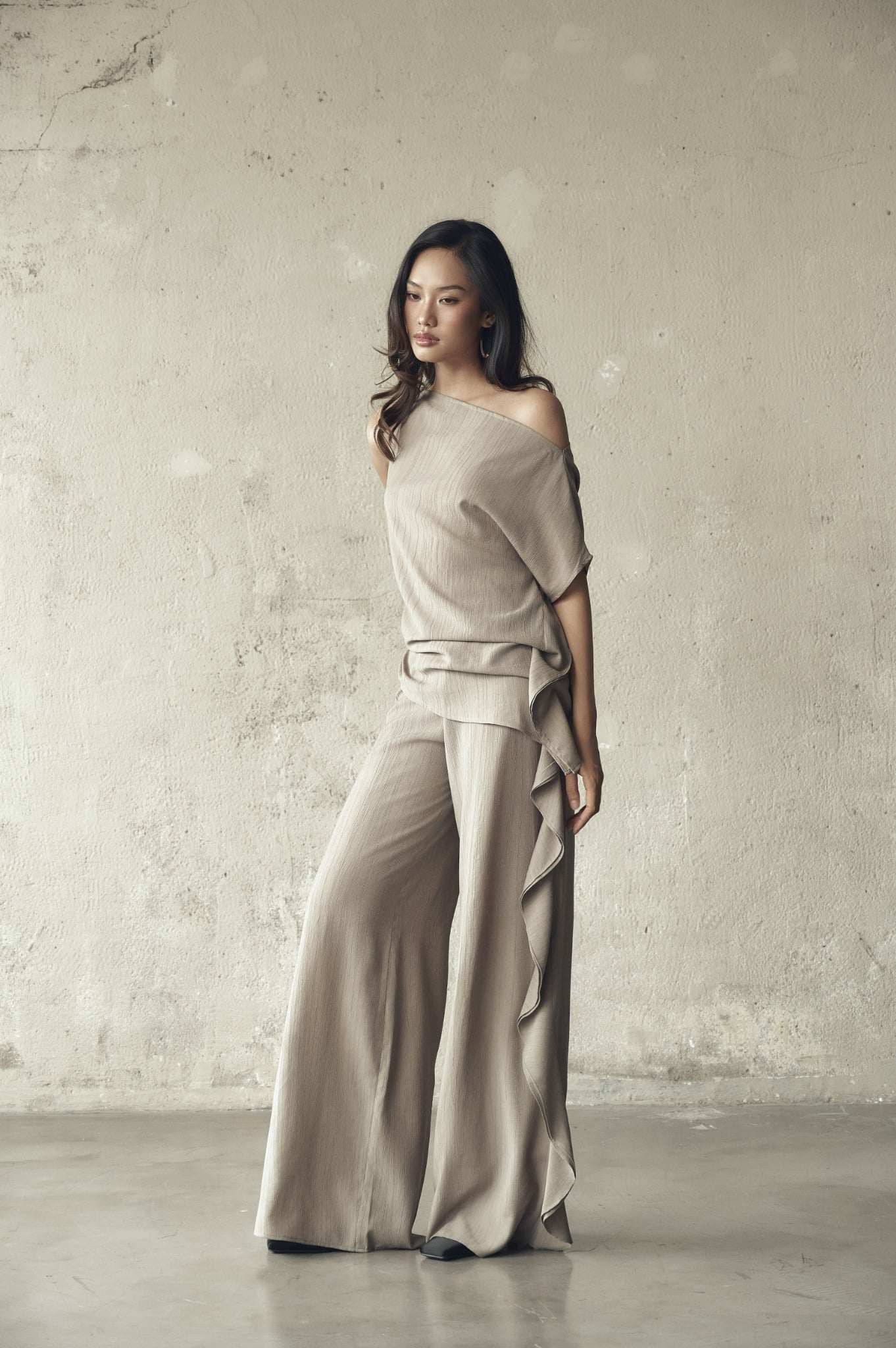 Drift Pants in Taupe | Quần Phối Bèo Ống Rộng