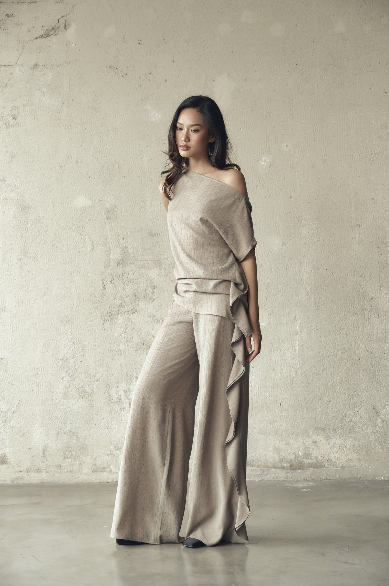 Drift Pants in Taupe | Quần Phối Bèo Ống Rộng