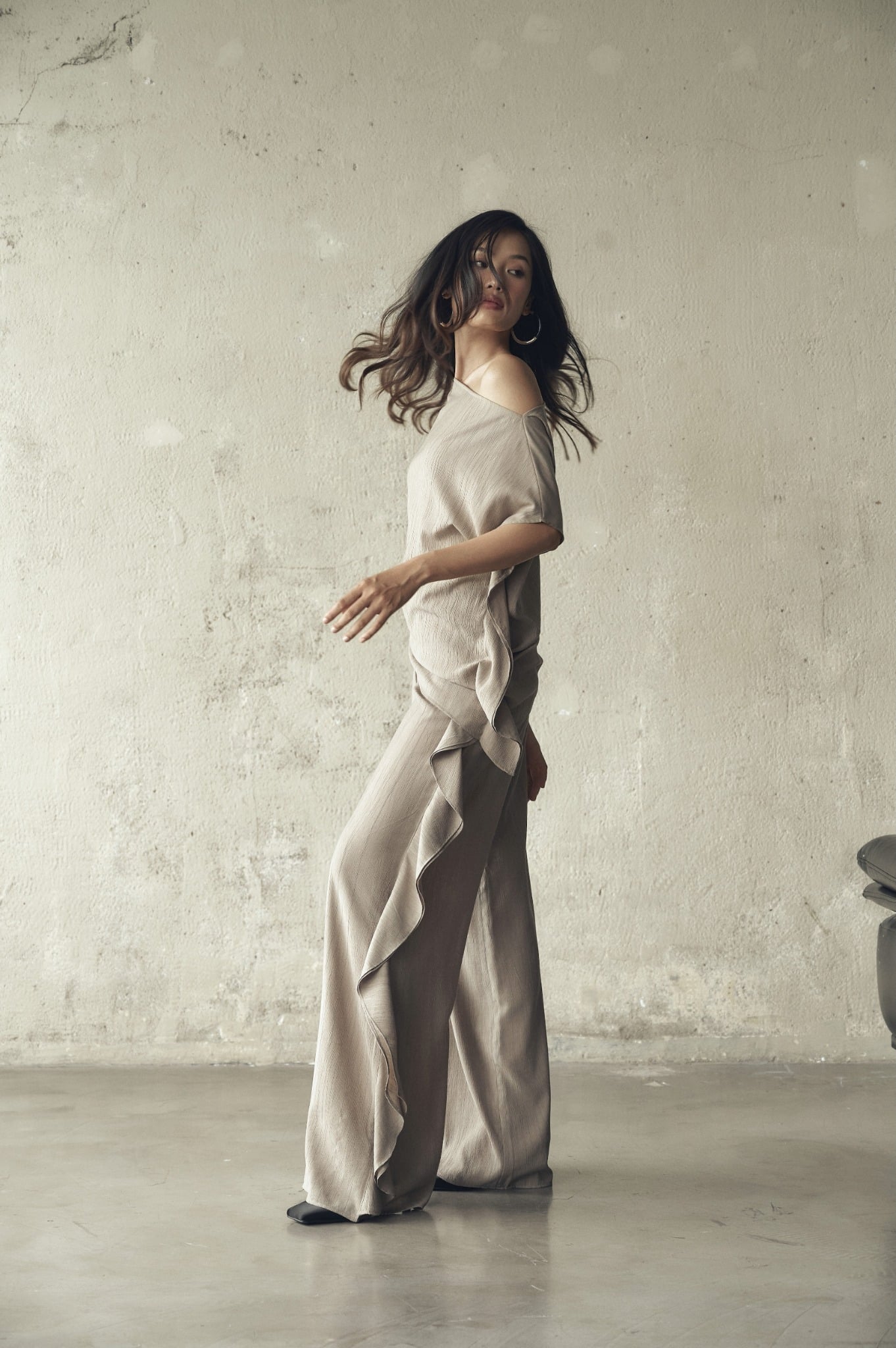 Drift Pants in Taupe | Quần Phối Bèo Ống Rộng