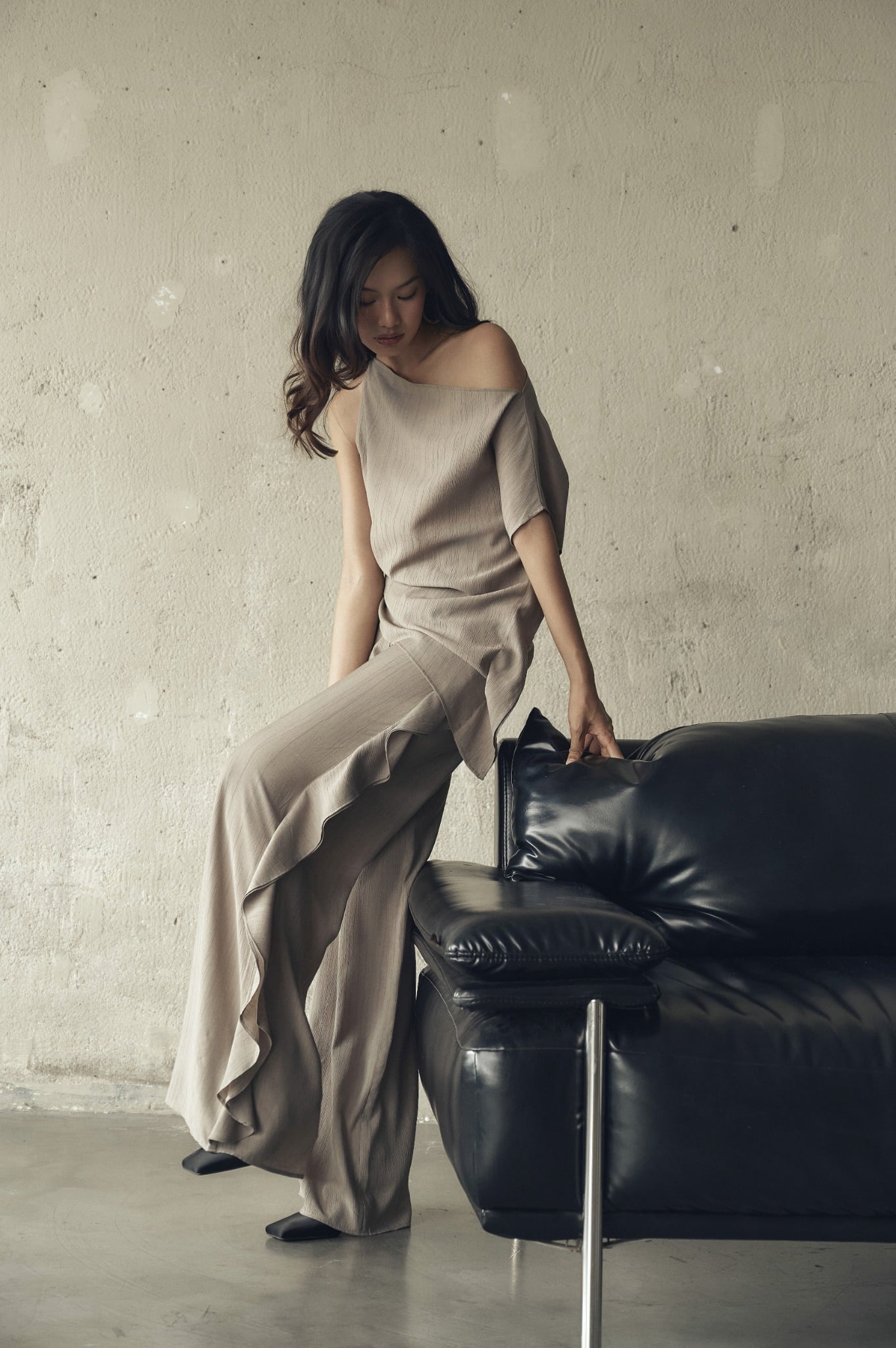 Drift Pants in Taupe | Quần Phối Bèo Ống Rộng
