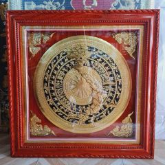 Tranh Trống Đồng Dát Vàng Vẽ Nền Đen Kích Thước 90*90 Cm Khung Vuông