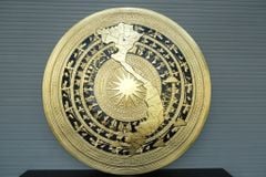 Mặt Trống Đồng Thúc Tay Bản Đồ Mới DK 100 Cm Dát Vàng Nền Đen