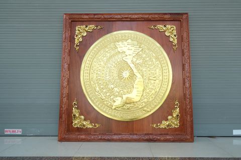 Tranh Trống Đồng Đỏ Đúc Bản Đồ Việt Nam Dát Vàng - Khung Vuông Hương Đá KT 127x127cm mặt trống DK 90cm