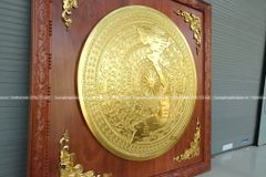 Tranh Trống Đồng Đỏ Đúc Bản Đồ Việt Nam Dát Vàng - Khung Vuông Hương Đá KT 127x127cm mặt trống DK 90cm
