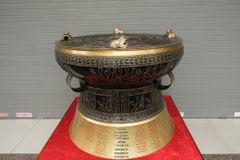 Trống Đồng Đông Sơn Đường Kính 80Cm Màu Giả Cổ Chất Liệu Đồng Vàng