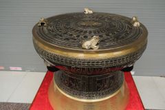 Trống Đồng Đông Sơn Đường Kính 80Cm Màu Giả Cổ Chất Liệu Đồng Vàng