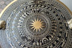 Trống Đồng Đông Sơn Đường Kính 80Cm Màu Giả Cổ Chất Liệu Đồng Vàng