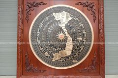 Tranh Trống Đồng Đỏ Đúc Bản Đồ Việt Nam - Khung Vuông Hương Đỏ KT 108x108cm Mặt Trống DK 80cm