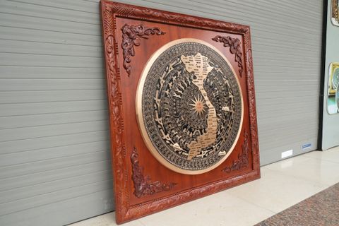 Tranh Trống Đồng Đỏ Đúc Bản Đồ Việt Nam - Khung Vuông Hương Đỏ KT 108x108cm Mặt Trống DK 80cm