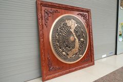 Tranh Trống Đồng Đỏ Đúc Bản Đồ Việt Nam - Khung Vuông Hương Đỏ KT 108x108cm Mặt Trống DK 80cm