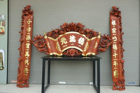 Cuốn Thư Câu Đối Gỗ Hương Đá Đức Lưu Quang Dát Vàng Kích Thước Cuốn Thư 197*87*4 - Câu Đối 197*28*4