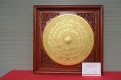Tranh Trống Đồng Mặt Trống Đúc Dát Vàng Kích Thước 80 x 80 Cm Khung Vuông