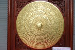 Tranh Trống Đồng Mặt Trống Đúc Dát Vàng Kích Thước 80 x 80 Cm Khung Vuông
