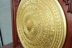 Tranh Trống Đồng Mặt Trống Đúc Dát Vàng Kích Thước 80 x 80 Cm Khung Vuông