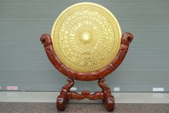 Mặt Trống Đồng Đúc Kèm Đế Gỗ - Đường Kính 80cm Dát Vàng